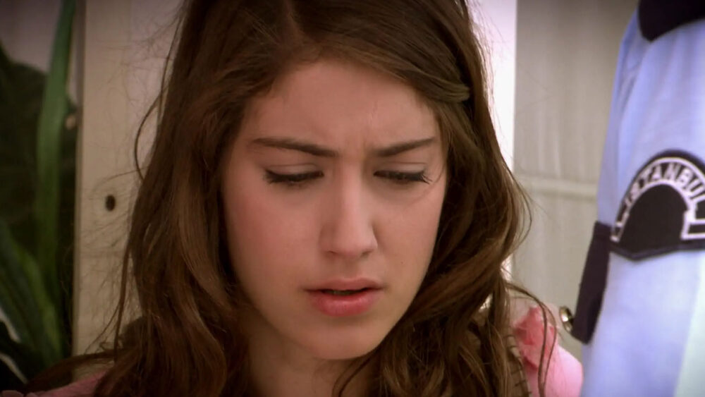 Feriha Yilmaz (Hazal Kaya) em cena de O Segredo de Feriha