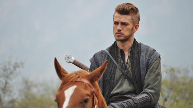 Hayden Christensen caracterizado como guerreiro montado a cavalo em cena do filme O Imperador