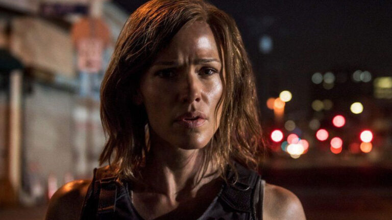 Jennifer Garner como Riley North em cena noturna do filme A Justiceira de 2018