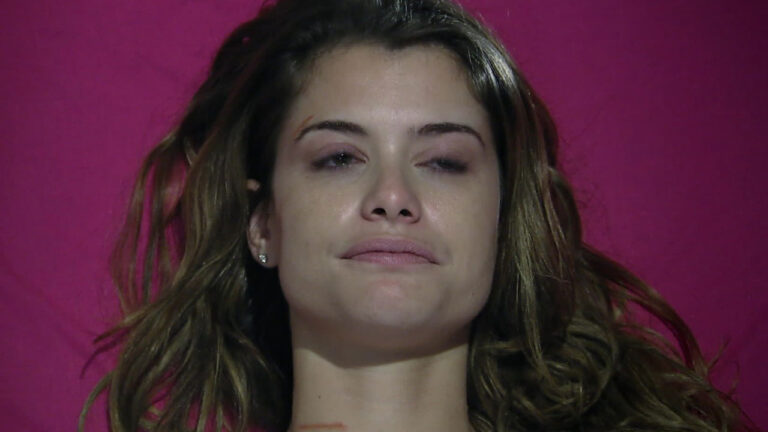 Alinne Moraes como Luciana deitada em cama de hospital em cena de Viver a Vida