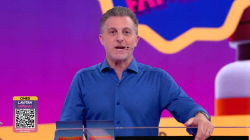 Luciano Huck durante apresentação do quadro Quem Quer Ser um Milionário?, do Domingão com Huck, patrocinado pela Cimed