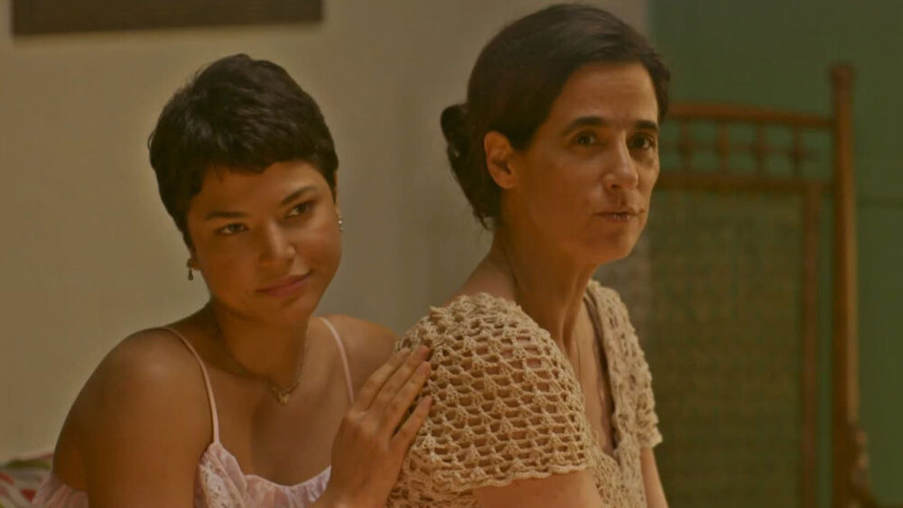 Margaridinha (Heloisa Honein) e Tia Salete (Mariana Lima) em cena de No Rancho Fundo