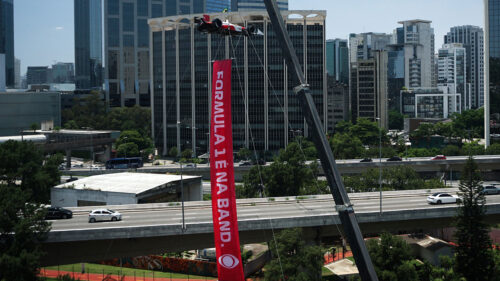 Carro inspirado na McLaren de Ayrton Senna exposto na Marginal Pinheiros, em São Paulo, em 2021, para divulgação da Fórmula 1 na Band