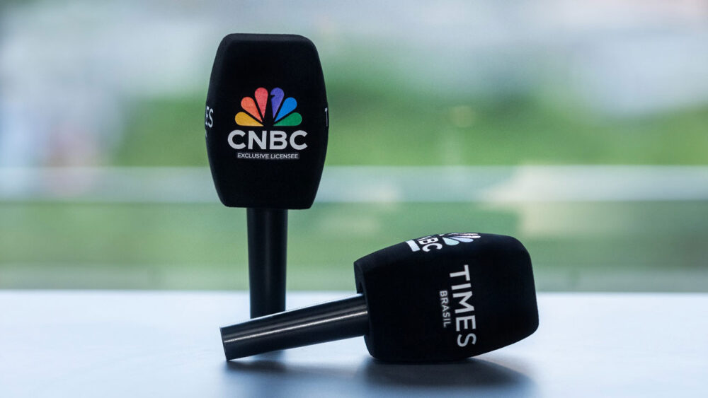 Foto de dois microfones do Times Brasil, canal parceiro da CNBC