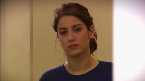 Feriha Yilmaz (Hazal Kaya) em cena de O Segredo de Feriha