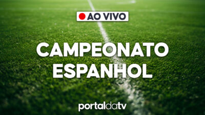 Transmissão ao vivo do Campeonato Espanhol com logo do Portal da TV sobre gramado de futebol