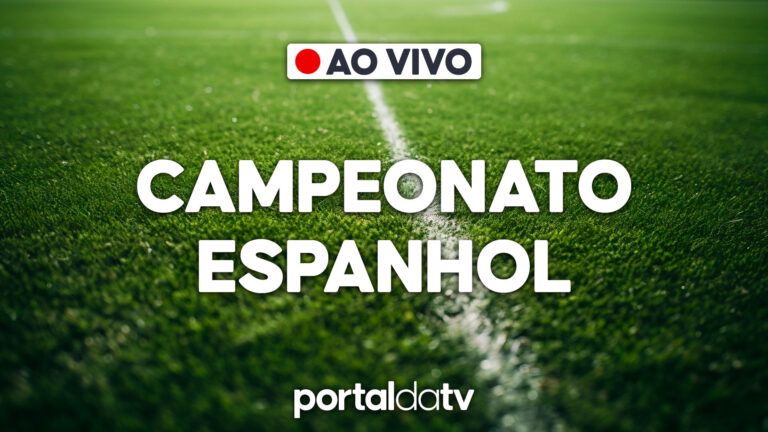 Transmissão ao vivo do Campeonato Espanhol com logo do Portal da TV sobre gramado de futebol