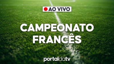 Transmissão ao vivo do Campeonato Francês com logo do Portal da TV sobre gramado de futebol