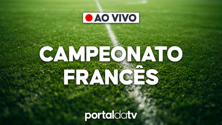 Transmissão ao vivo do Campeonato Francês com logo do Portal da TV sobre gramado de futebol