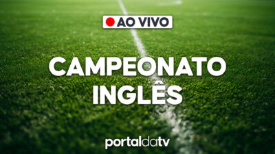 Transmissão ao vivo do Campeonato Inglês com logo do Portal da TV sobre gramado de futebol
