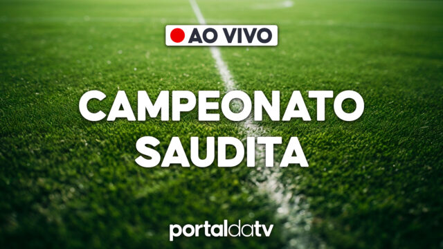 Transmissão ao vivo do Campeonato Saudita com logo do Portal da TV sobre gramado de futebol