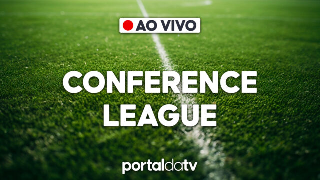 Gramado de campo de futebol com texto "ao vivo" e "Conference League" no centro, com logotipo do Portal da TV na parte inferior