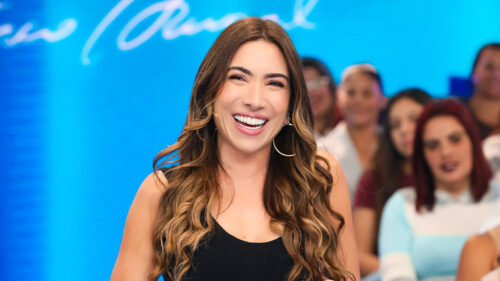 Patricia Abravanel sorridente durante apresentação do Programa Silvio Santos