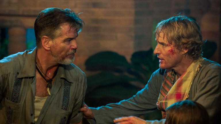 Pierce Brosnan e Owen Wilson conversam com expressão tensa em cena do filme Horas de Desespero
