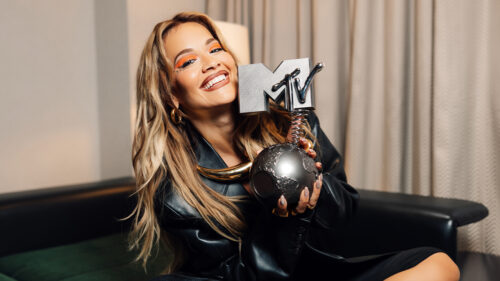 Rita Ora, apresentadora do EMA 2024, segurando o troféu da premiação da MTV