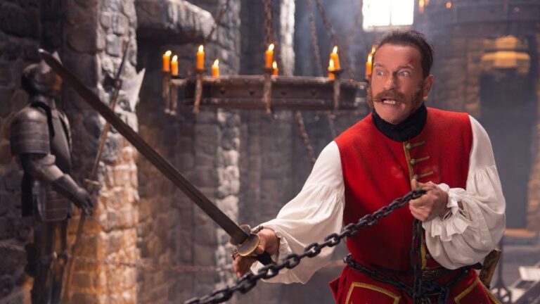 Arnold Schwarzenegger em A Máscara de Ferro (2019), filme que o SBT exibe no Cinema em Casa II