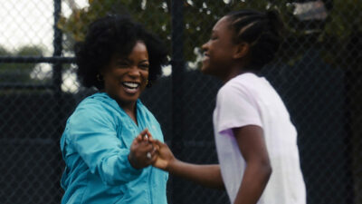 Aunjanue Ellis-Taylor e Demi Singleton no filme King Richard: Criando Campeãs, que a Globo exibirá na Tela Quente