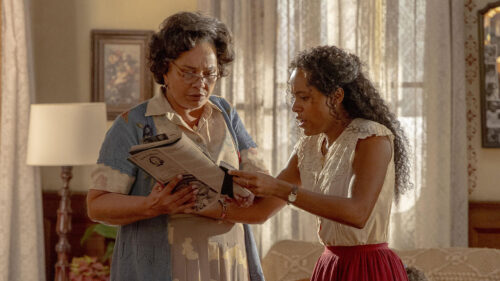 Carmem (Solange Couto) e Beatriz (Duda Santos) em cena do primeiro capítulo de Garota do Momento