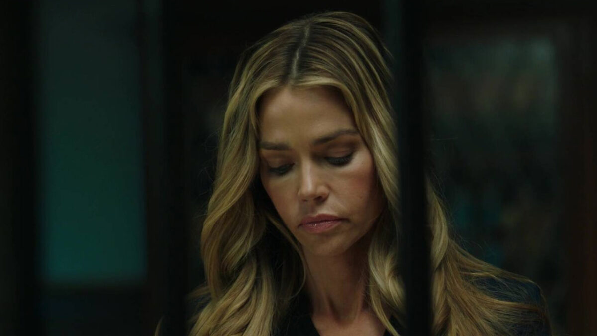 Denise Richards em No Rastro da Violência (2017), filme da Band