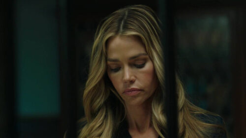 Denise Richards em No Rastro da Violência (2017), filme da Band