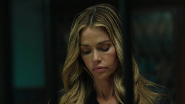 Denise Richards em No Rastro da Violência (2017), filme da Band