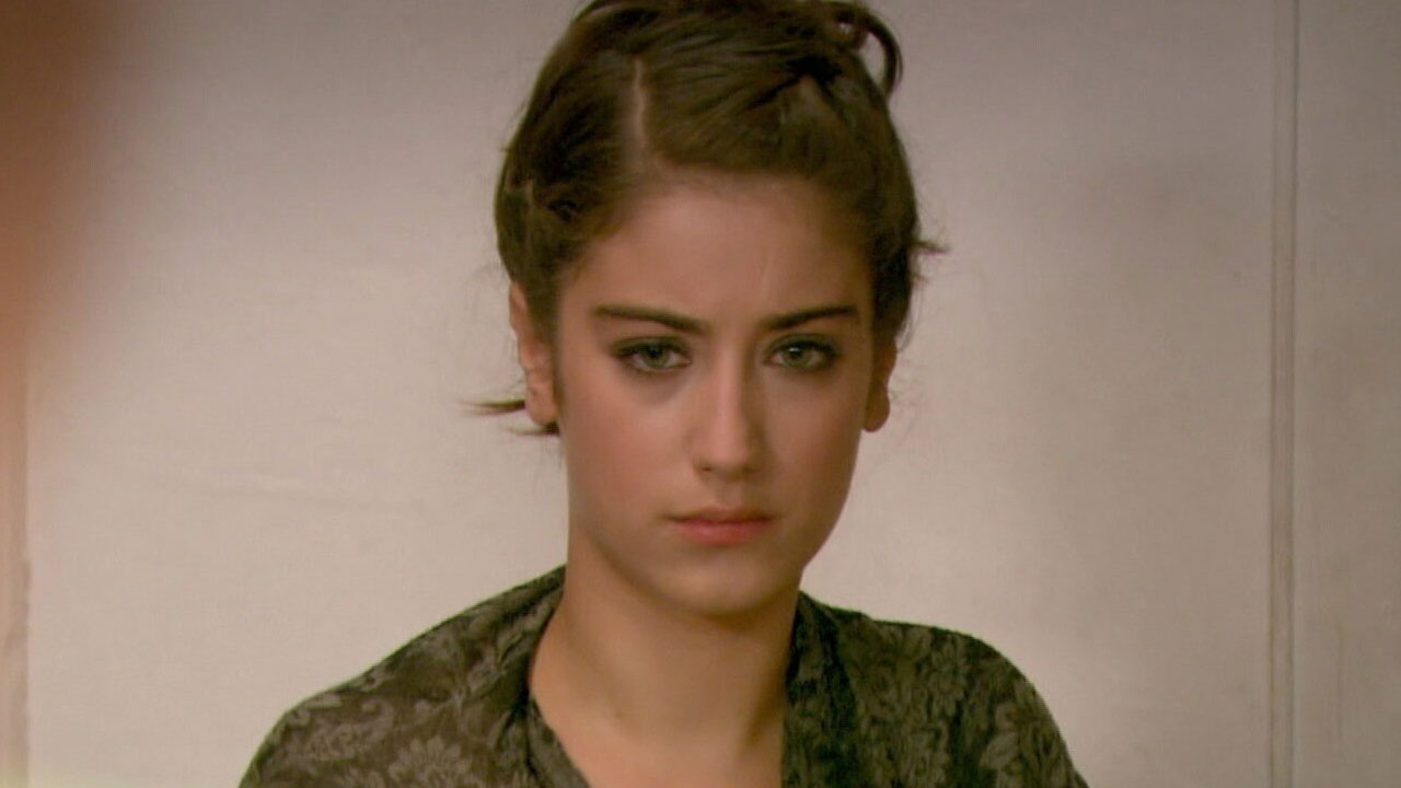 Feriha Yilmaz (Hazal Kaya) em cena de O Segredo de Feriha