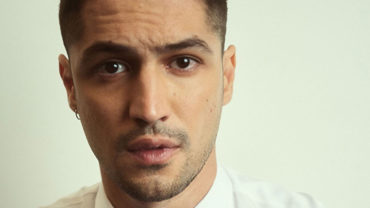 Gabriel Leone em foto divulgada pela Max