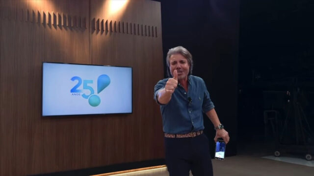 João Kleber no vídeo da campanha de aniversário da RedeTV!