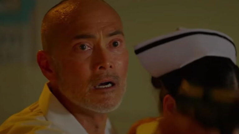 Mark Dacascos com expressão assustada em cena do filme Uma Noite em Bangkok, atração do Cine Espetacular no SBT