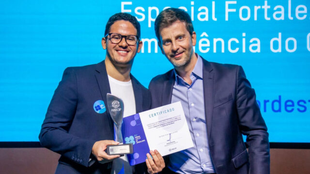 Jornalista Lucas Falconery recebe premiação por reportagem sobre emergência climática