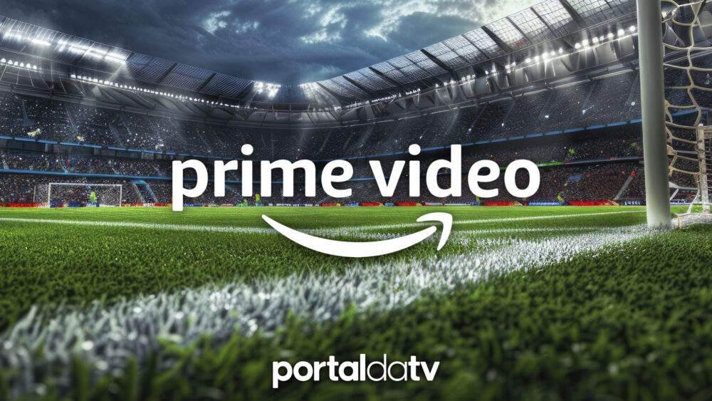 Imagem de campo de futebol com logo do Prime Video, da Amazon