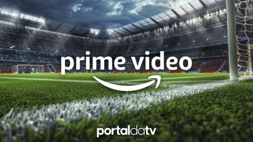 Imagem de campo de futebol com logo do Prime Video, da Amazon