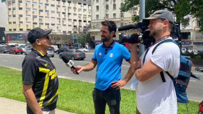 Raphael Sibilla, repórter da Globo, entrevista torcedor nas ruas de Buenos Aires