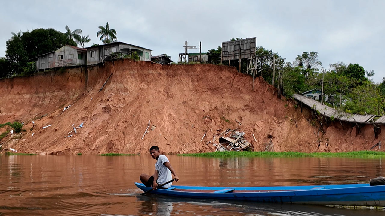 Imagem de ribeirinho em uma canoa na reportagem do Repórter Record Investigação que ganhou o prêmio The AIBs