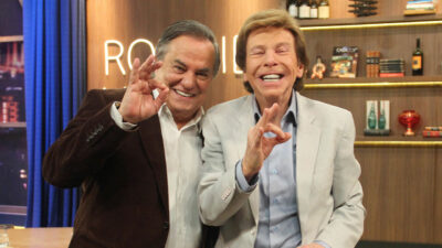 Ronnie Von e Nelson Rubens fazendo o sinal de Ok com as mãos no cenário do Companhia Certa, da RedeTV!