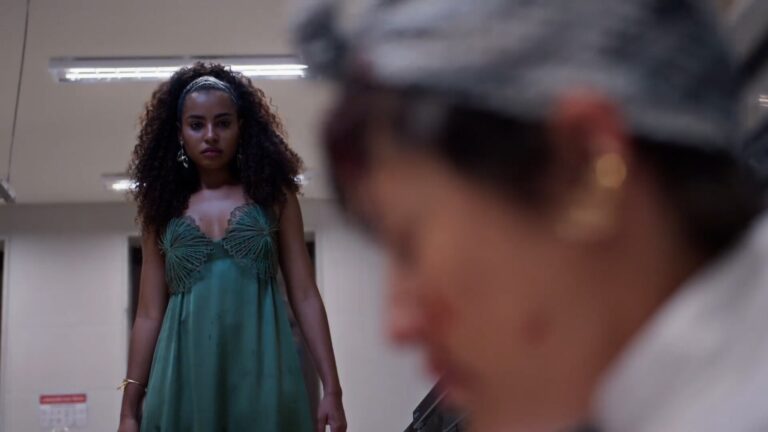 Viola (Gabz) e Luma (Agatha Moreira) em cena de Mania de Você