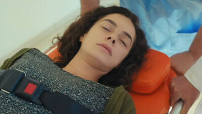 Bahar (Özge Özpirinçci) em marca de hospital em cena de Força de Mulher