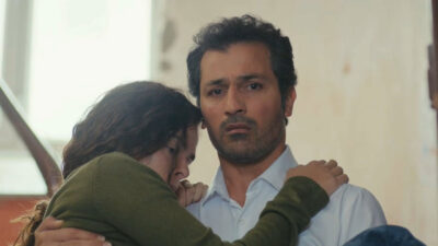Bahar (Özge Özpirinçci) e Arif (Feyyaz Duman) em cena de Força de Mulher