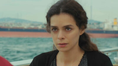 Bahar (Özge Özpirinçci) na novela Força de Mulher, da Record