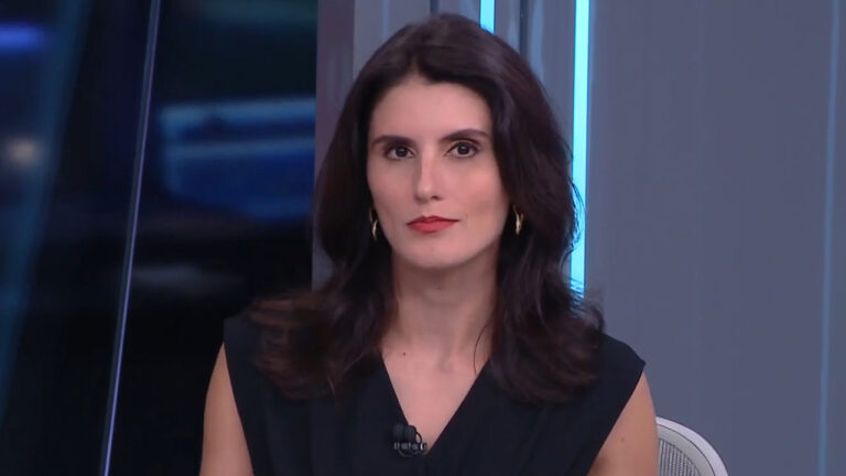 Carol Nogueira, âncora da CNN Brasil, durante apresentação do programa WW
