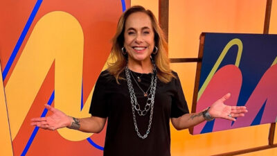 Cissa Guimarães no cenário do Sem Censura, da TV Brasil