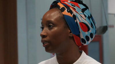 Dhu (Ivy Souza) em cena da novela Mania de Você