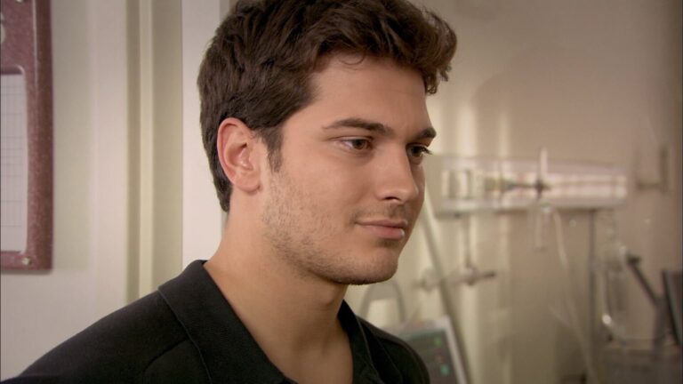 Emir Sarrafoğlu (Çağatay Ulusoy) em cena de O Segredo de Feriha