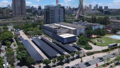 Estacionamento de placas solares nos Estúdios Globo em São Paulo