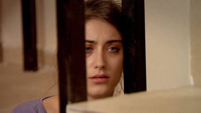 Feriha Yilmaz (Hazal Kaya) em cena de O Segredo de Feriha