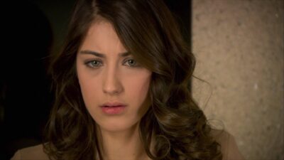 Feriha Yilmaz (Hazal Kaya) em cena de O Segredo de Feriha