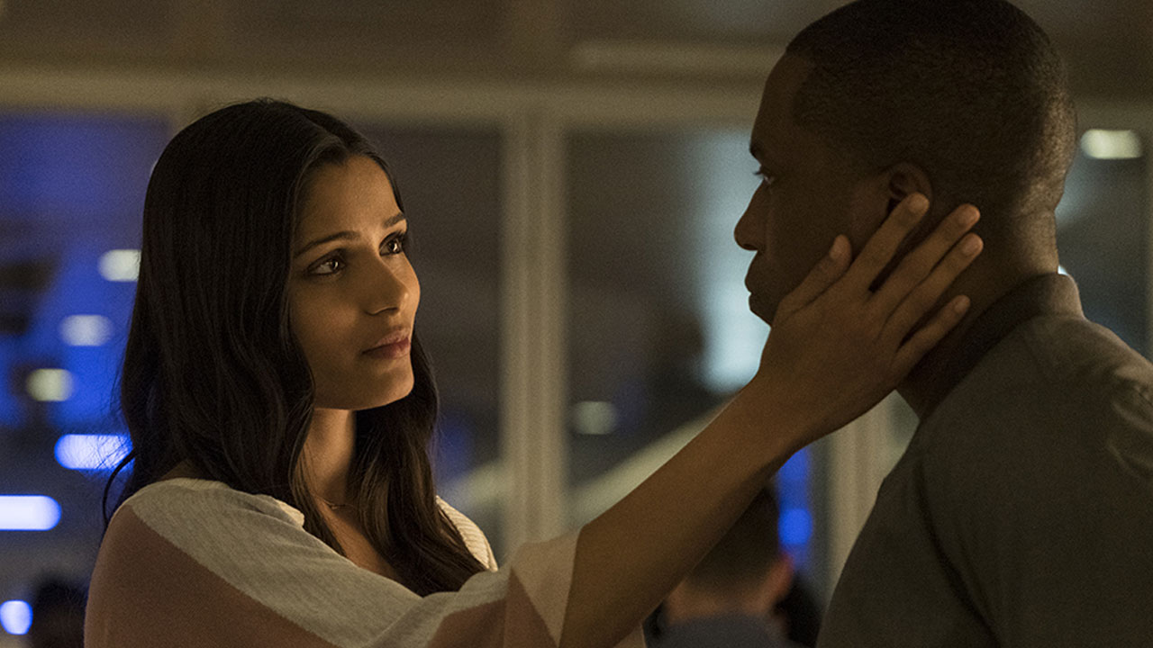 Freida Pinto e Leslie Odom Jr. em Agulha no Palheiro Temporal (2021), filme da Record