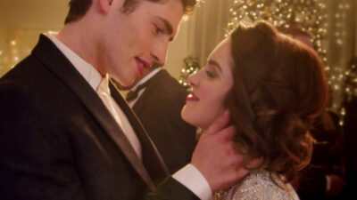 Gregg Sulkin e Laura Marano em A Nova Cinderela - Milagre de Natal (2019), filme que o SBT exibe nesta semana