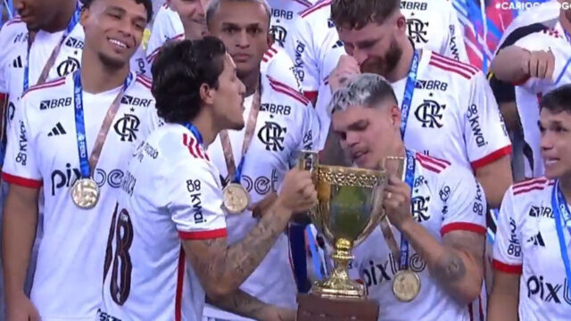 Jogadores do Flamengo comemoram a vitória na final do Campeonato Carioca 2025
