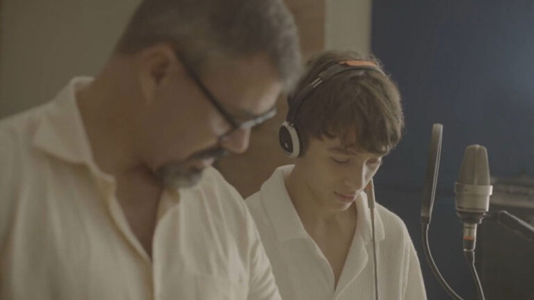 Juliano e Vicente Cazarré durante trabalho de dublagem da animação